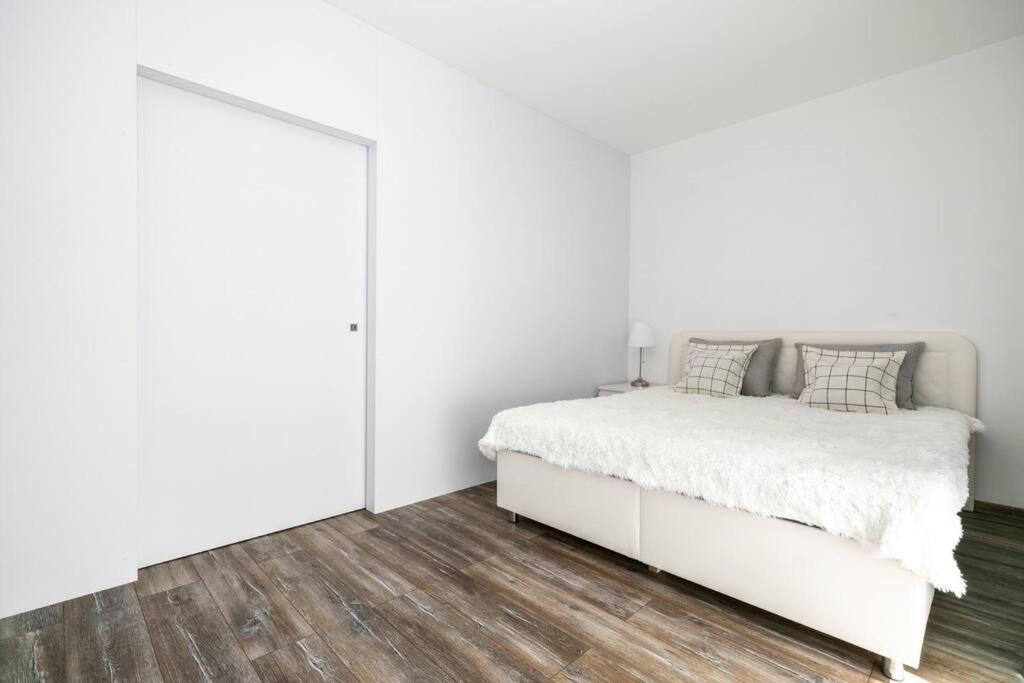 Alure Residences 1 & 24H Self Check-In, Free Parking In Front Of The Apartment Building, New Building, Terrace, Cafe With Breakfast In The Apartment Building, Next To The Aqua Park Banská Bystrica Exteriér fotografie