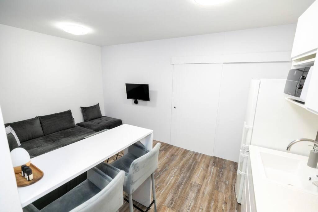 Alure Residences 1 & 24H Self Check-In, Free Parking In Front Of The Apartment Building, New Building, Terrace, Cafe With Breakfast In The Apartment Building, Next To The Aqua Park Banská Bystrica Exteriér fotografie